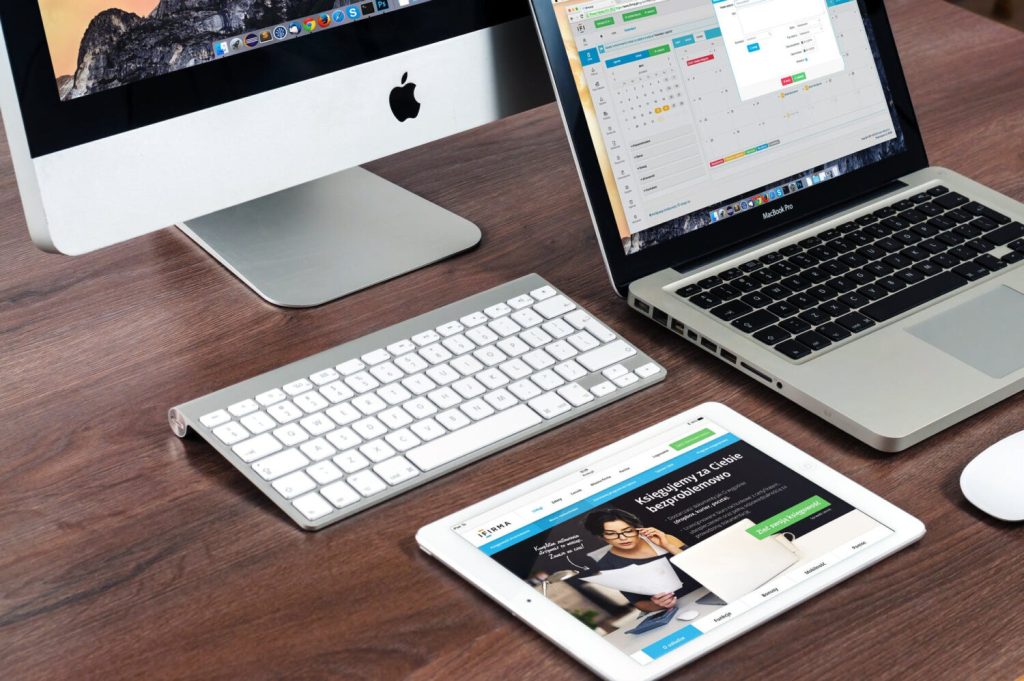 apple-laptop-on-the-table